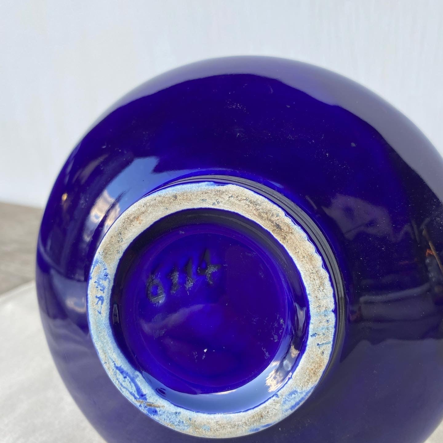 Vase bleu et doré signé